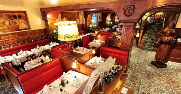 New Year&#039;s Eve 2021 in Paris • Dinners, cabaret shows • Come to Paris
